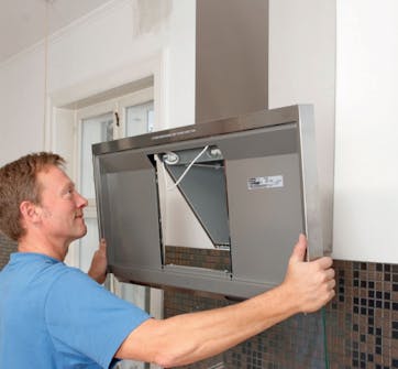 Ventilator med ekstern motor: Skjermen hektes på plass på inndekningen Ventilator med ekstern motor: Skjermen hektes på plass på inndekningen